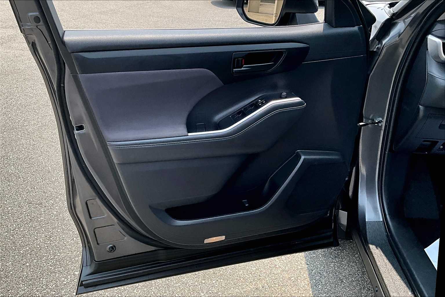2022 Toyota Highlander LE - Photo 9