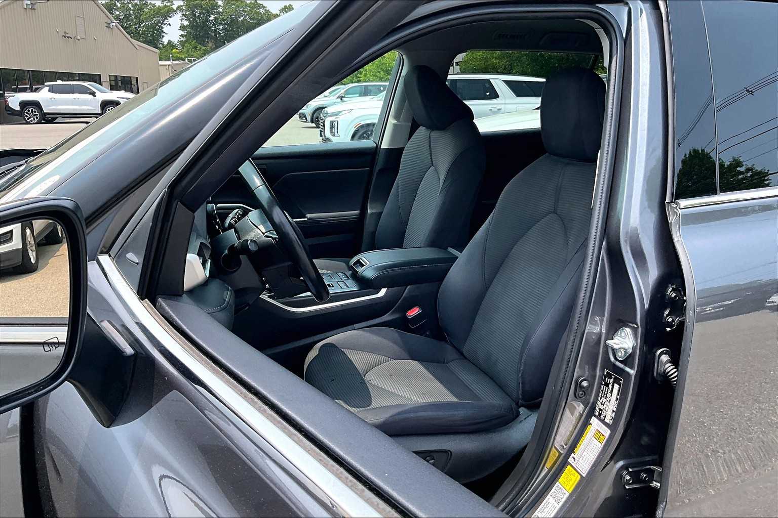 2022 Toyota Highlander LE - Photo 10