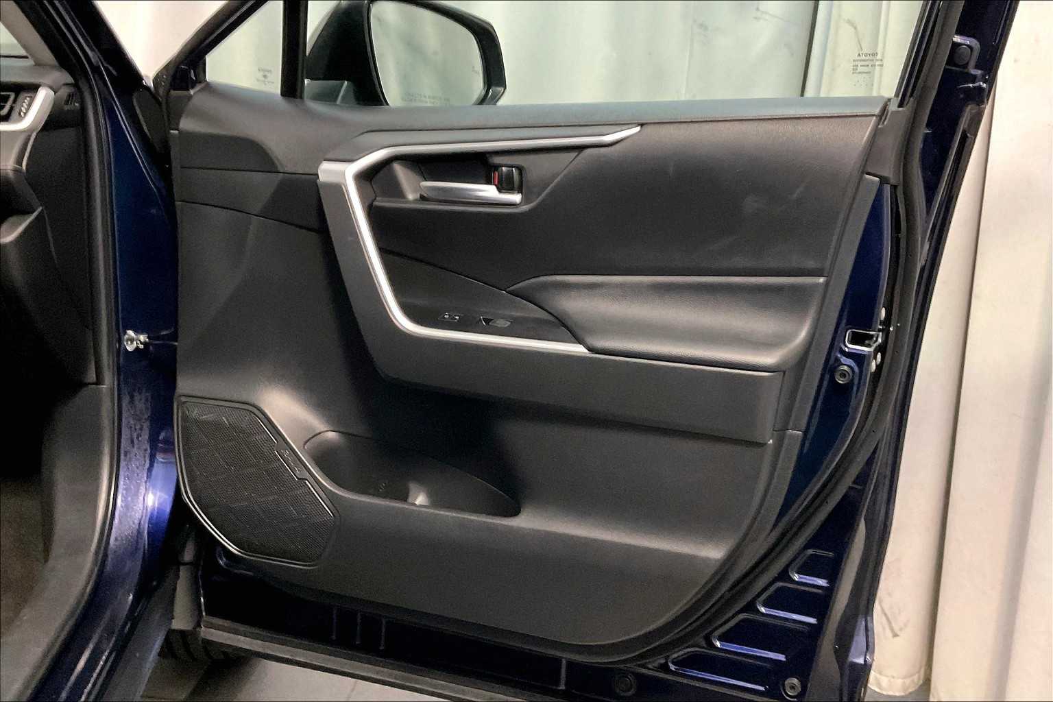 2023 Toyota RAV4 XLE - Photo 12