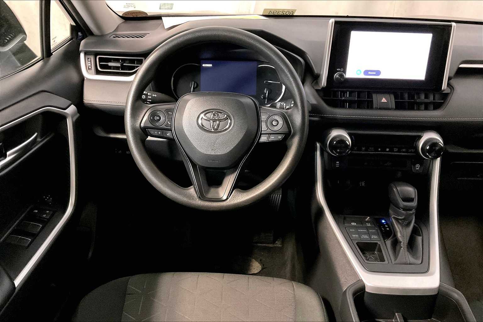 2023 Toyota RAV4 XLE - Photo 17