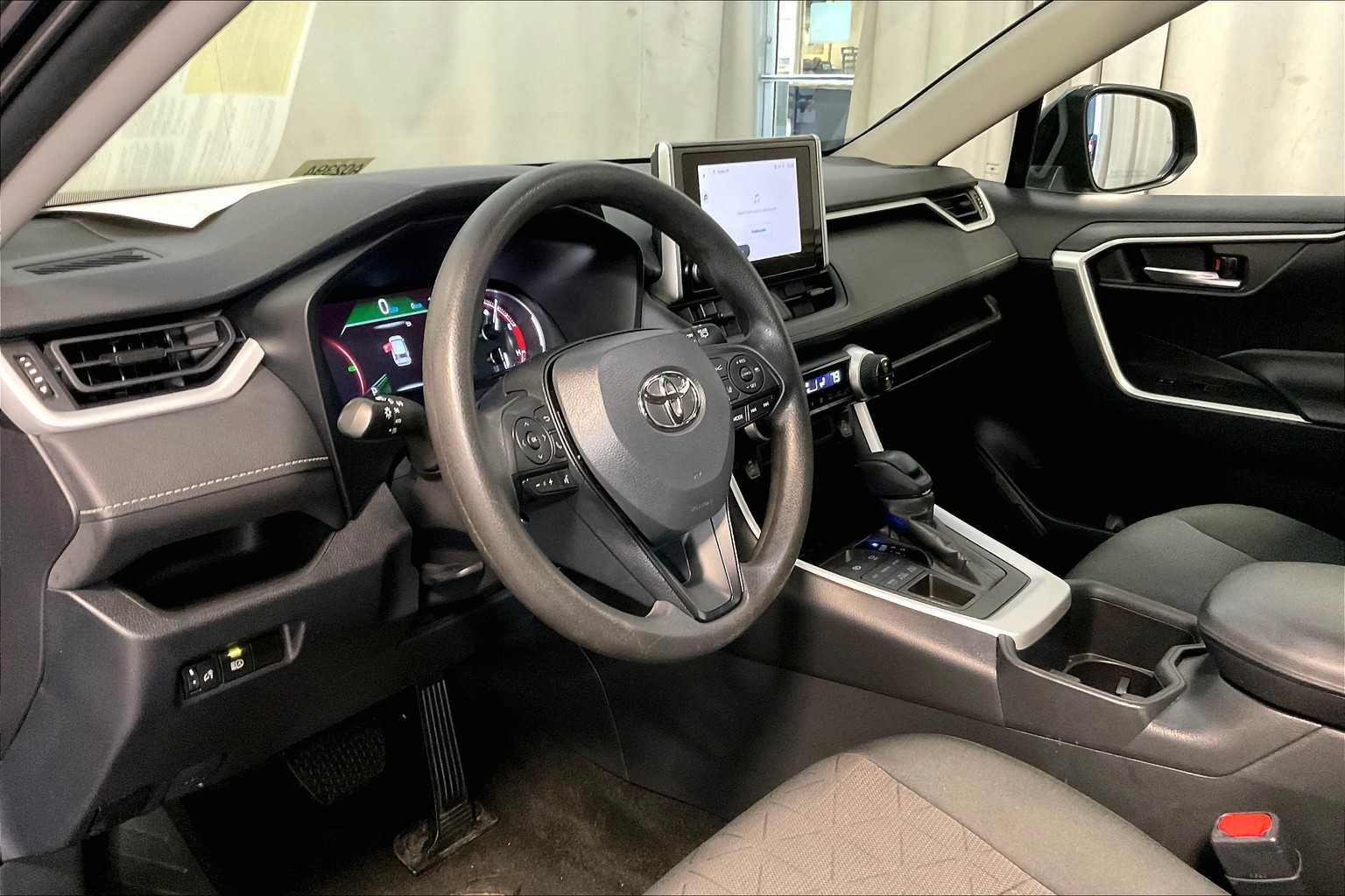 2023 Toyota RAV4 XLE - Photo 8