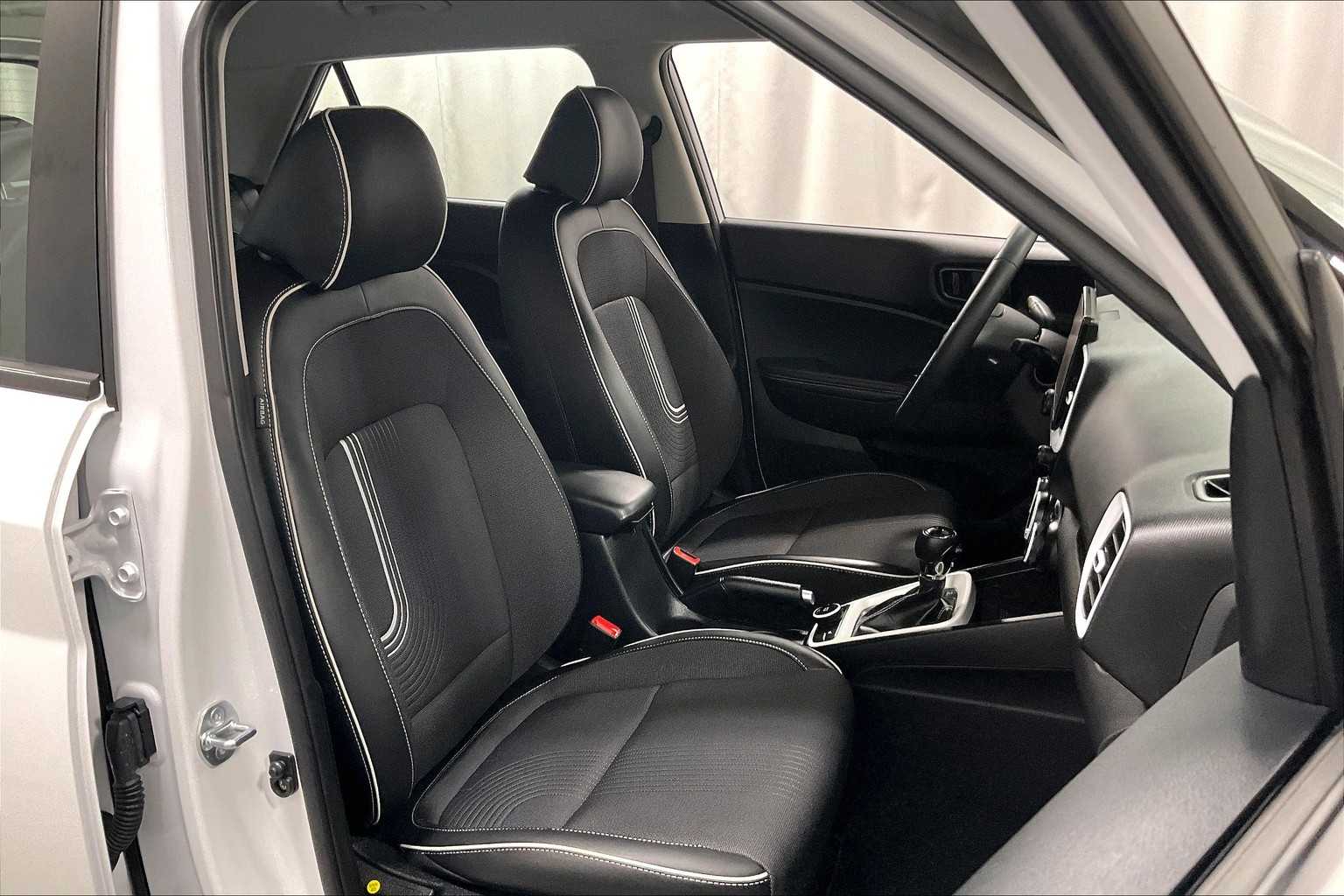 2025 Hyundai Venue Limited - Photo 11