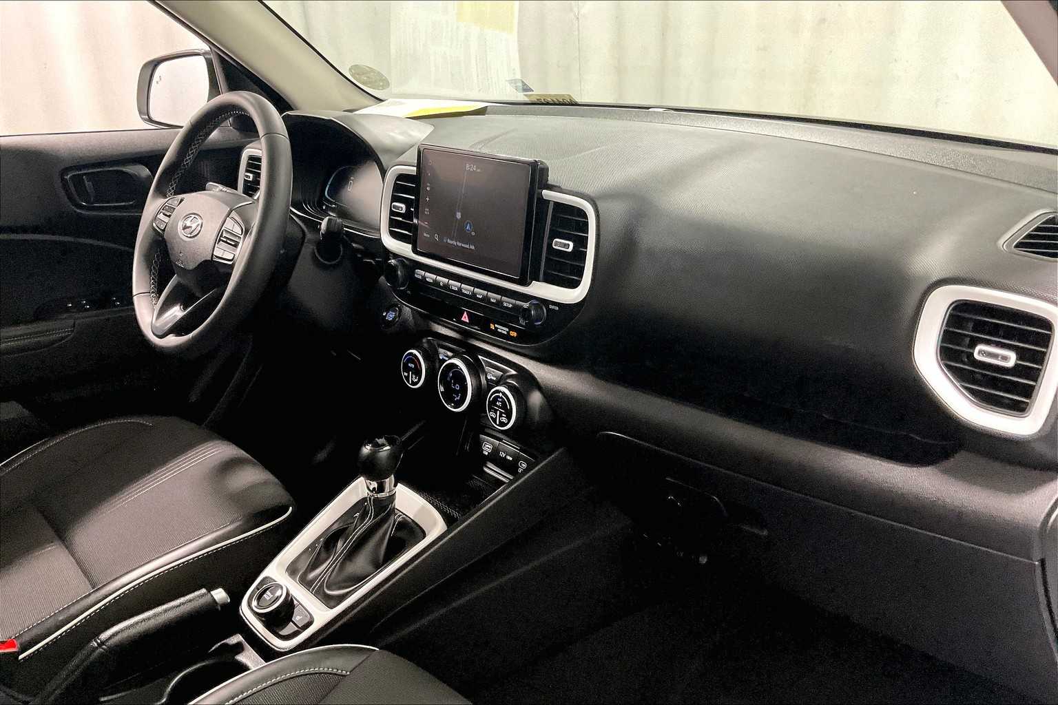 2025 Hyundai Venue Limited - Photo 14