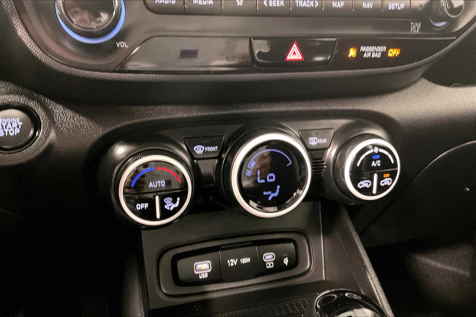 2025 Hyundai Venue Limited - Photo 25
