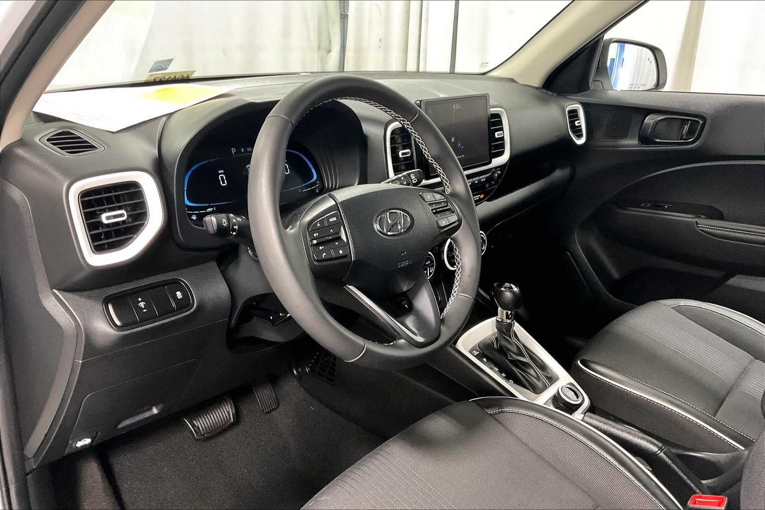 2025 Hyundai Venue Limited - Photo 8