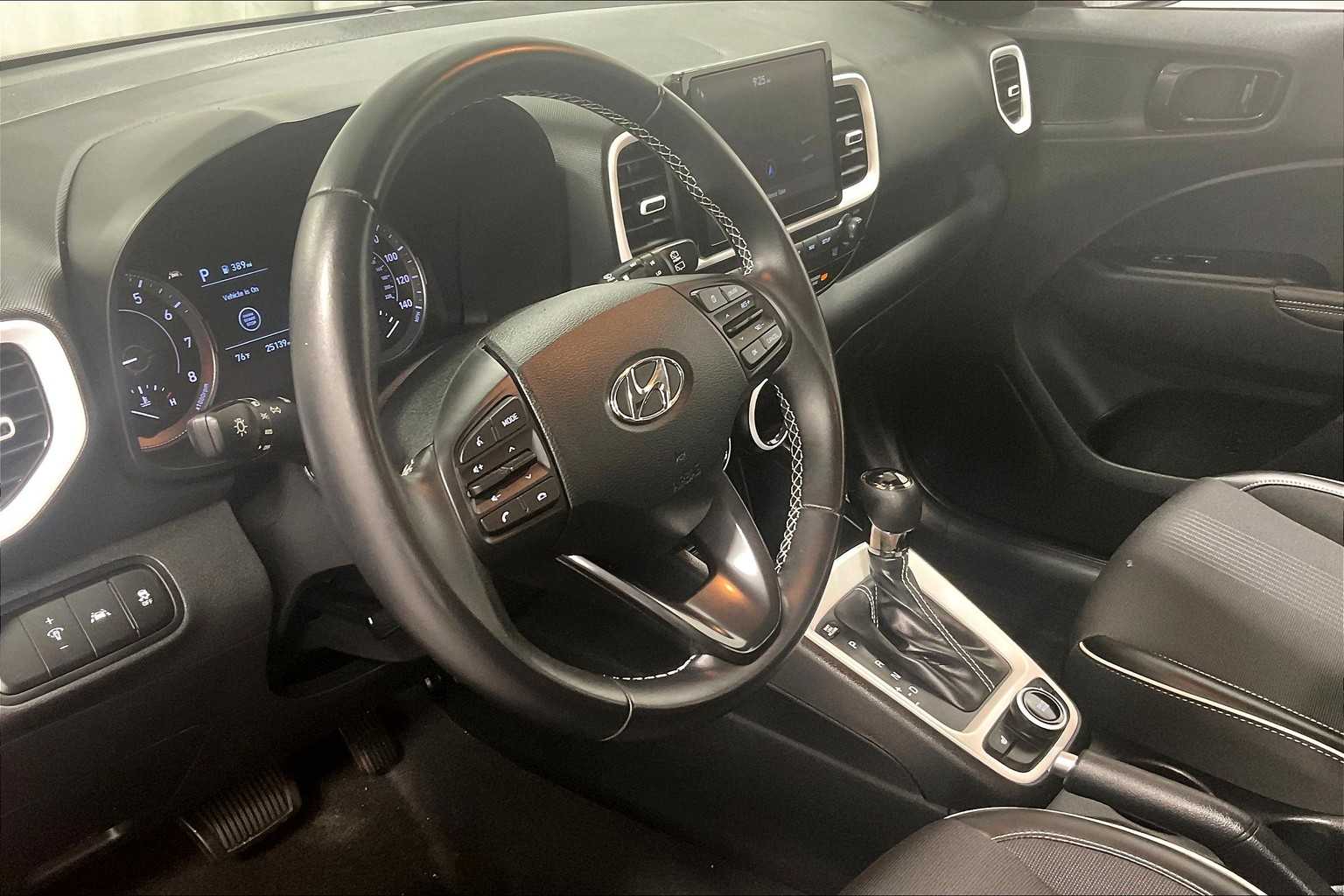 2022 Hyundai Venue Limited - Photo 8