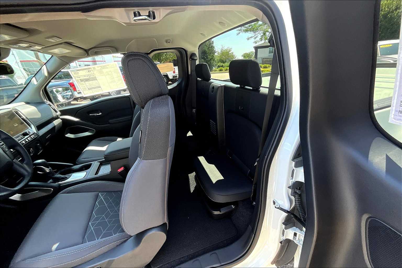2025 Nissan Frontier SV - Photo 15