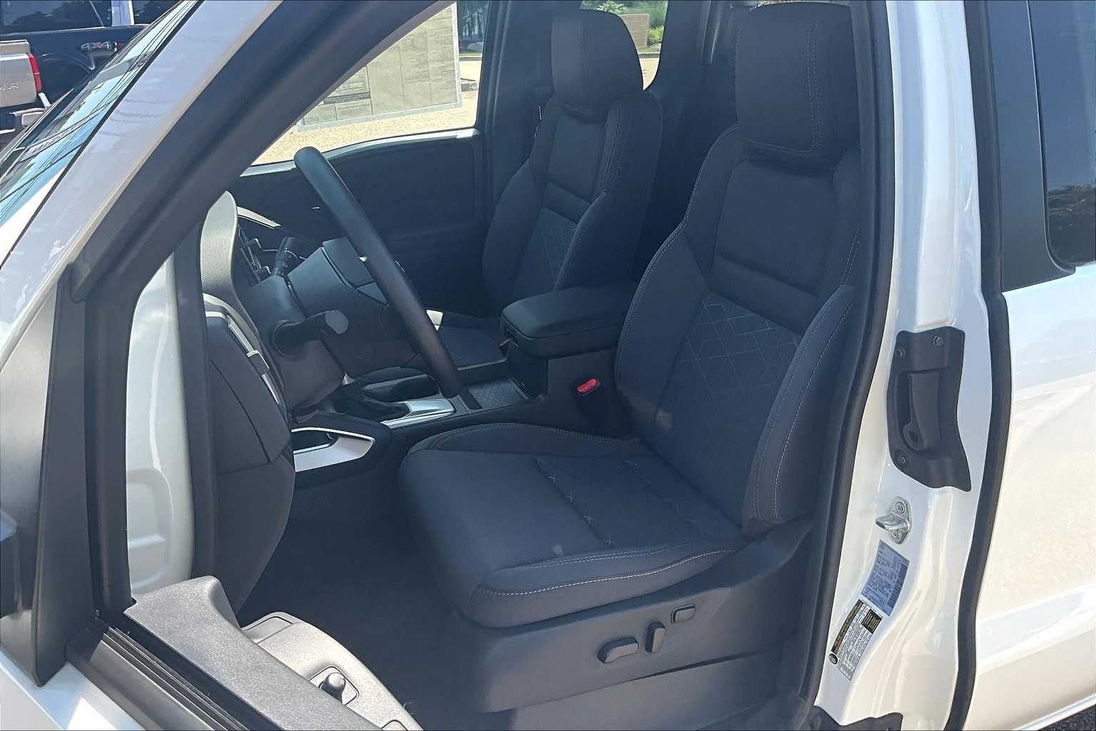 2025 Nissan Frontier SV - Photo 10