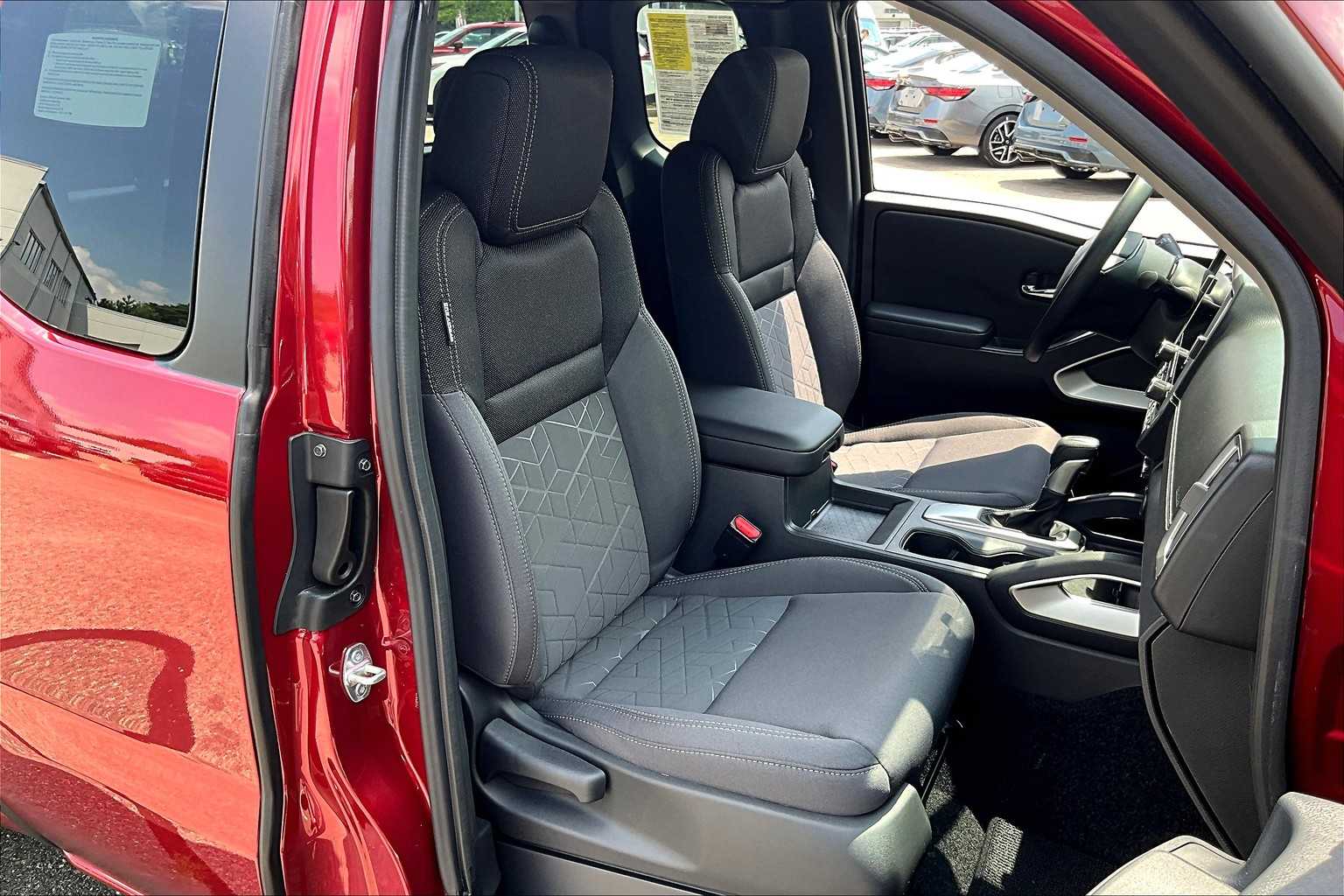 2025 Nissan Frontier SV - Photo 11