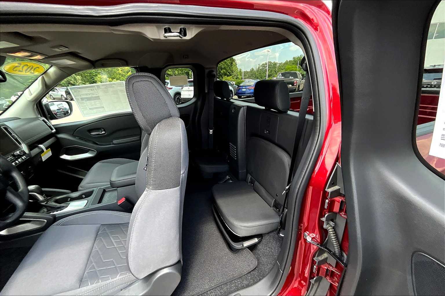 2025 Nissan Frontier SV - Photo 15