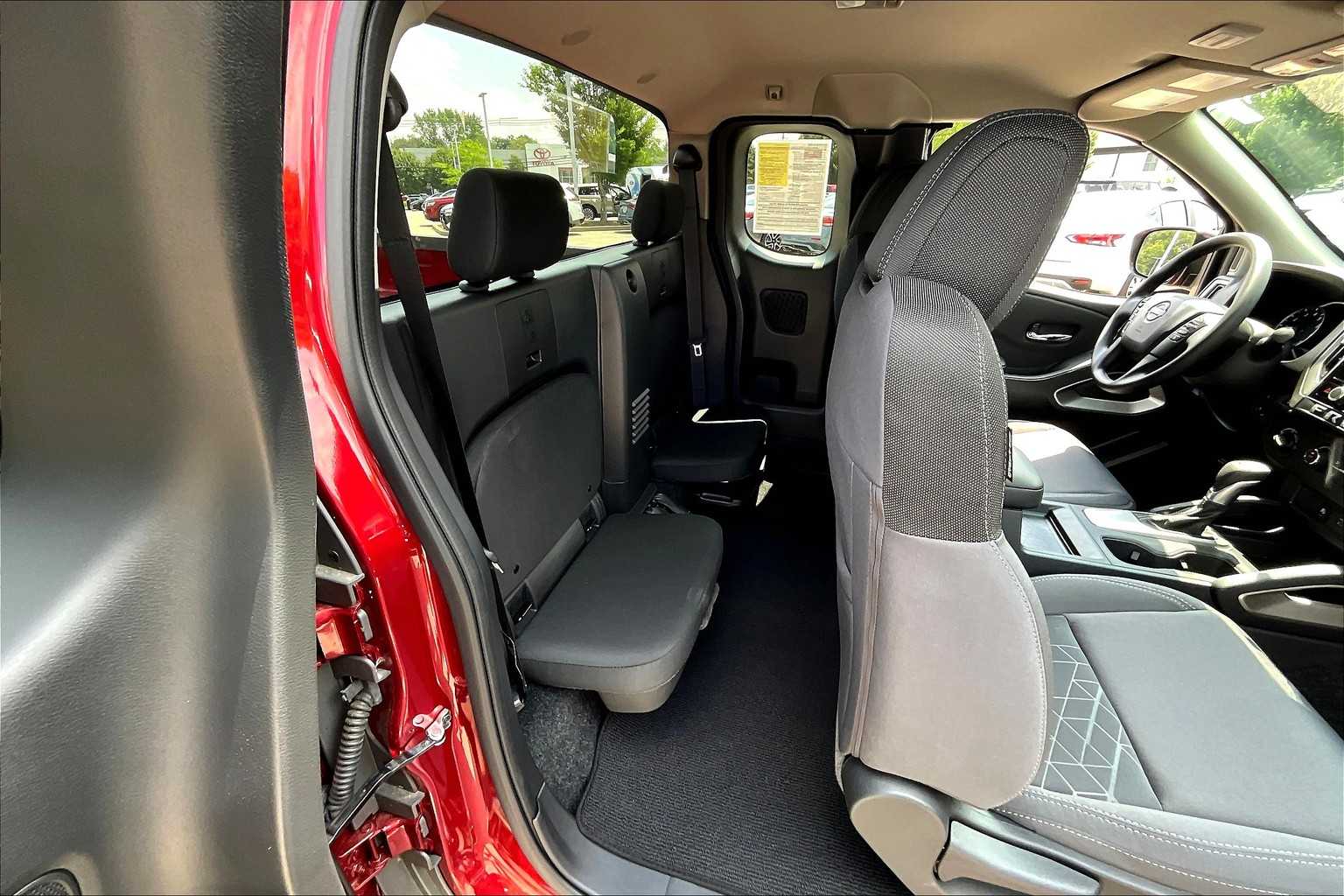 2025 Nissan Frontier SV - Photo 16