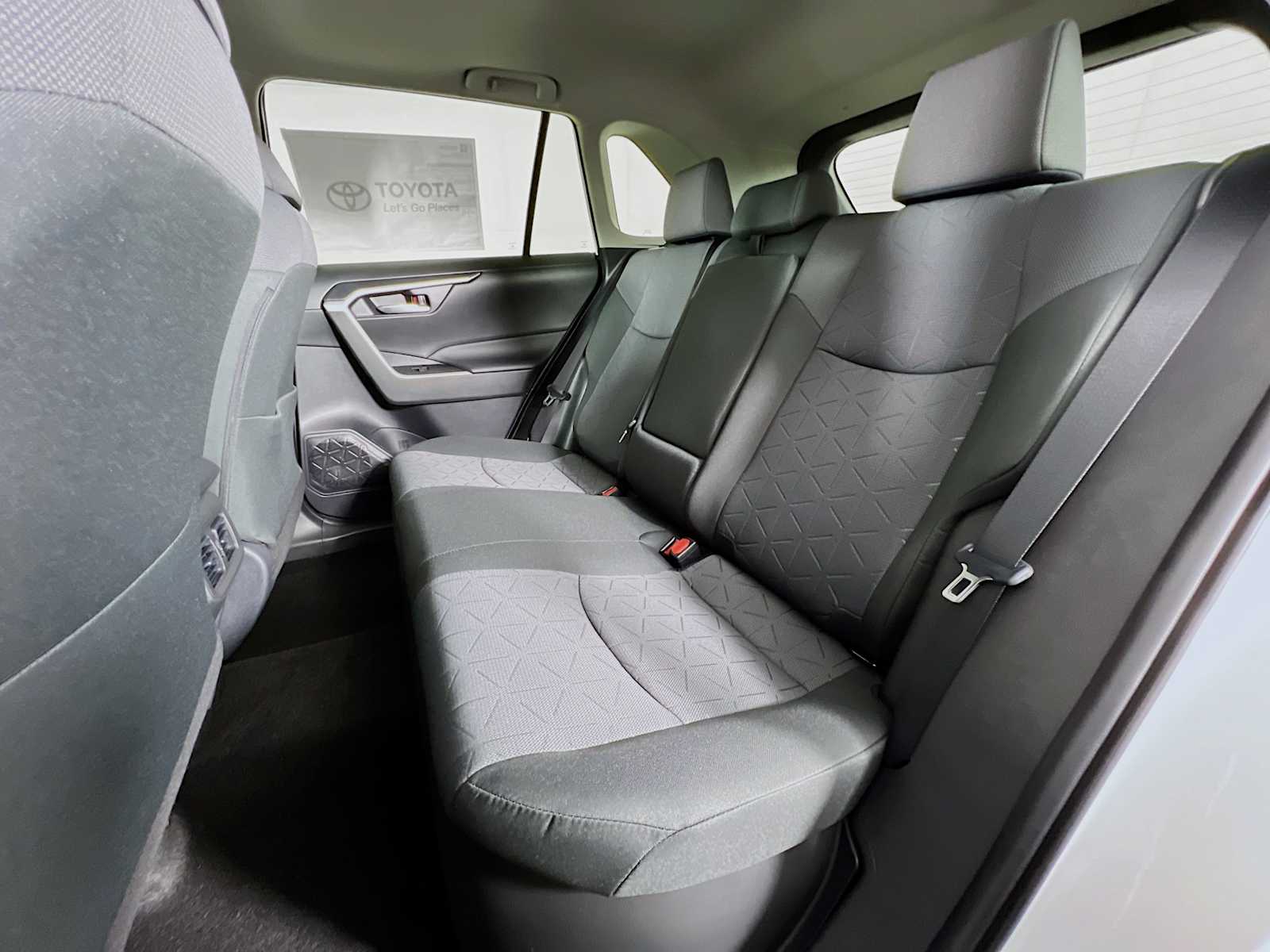 2025 Toyota RAV4 Hybrid XLE - Photo 13
