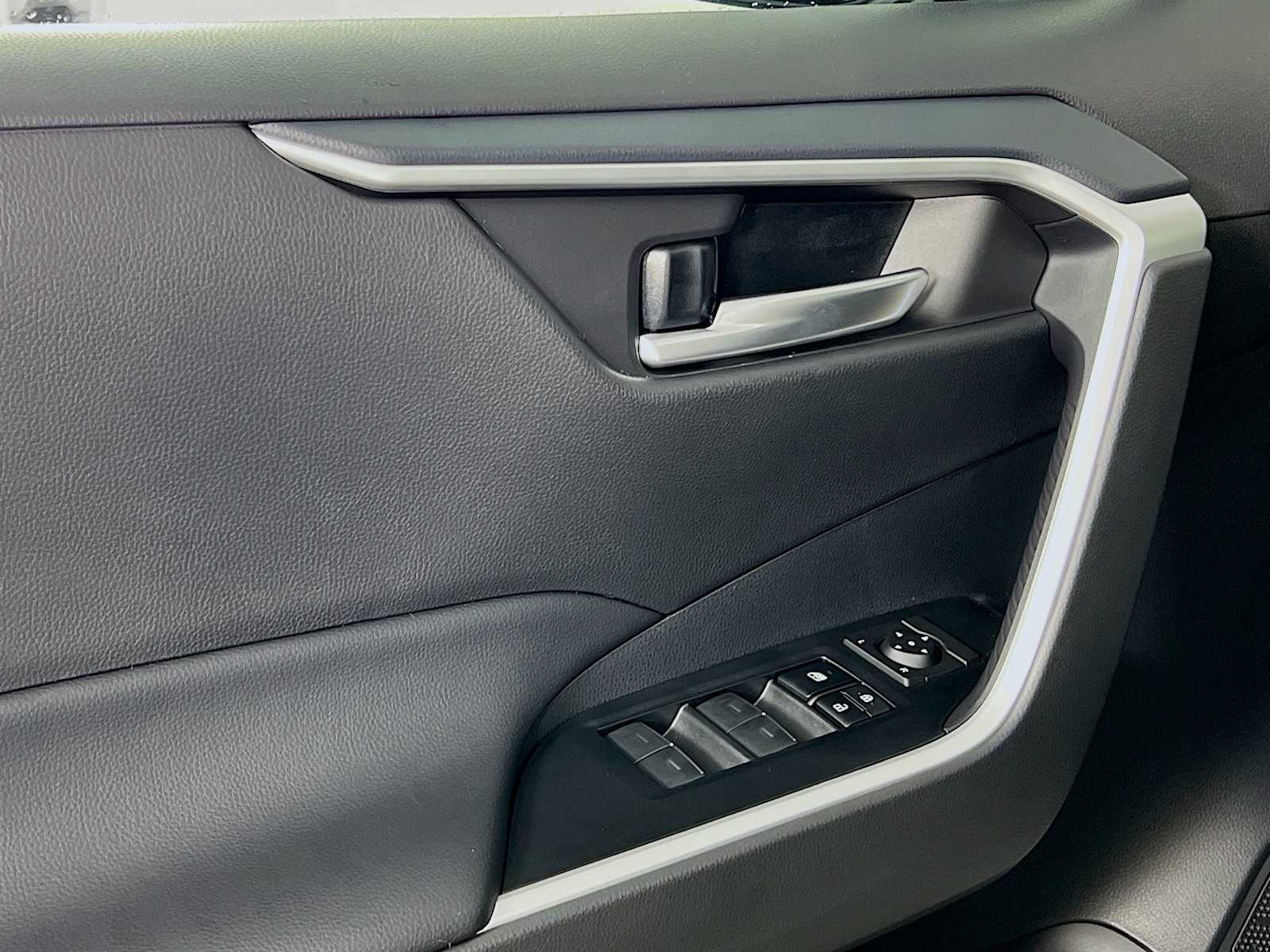 2025 Toyota RAV4 Hybrid XLE - Photo 16