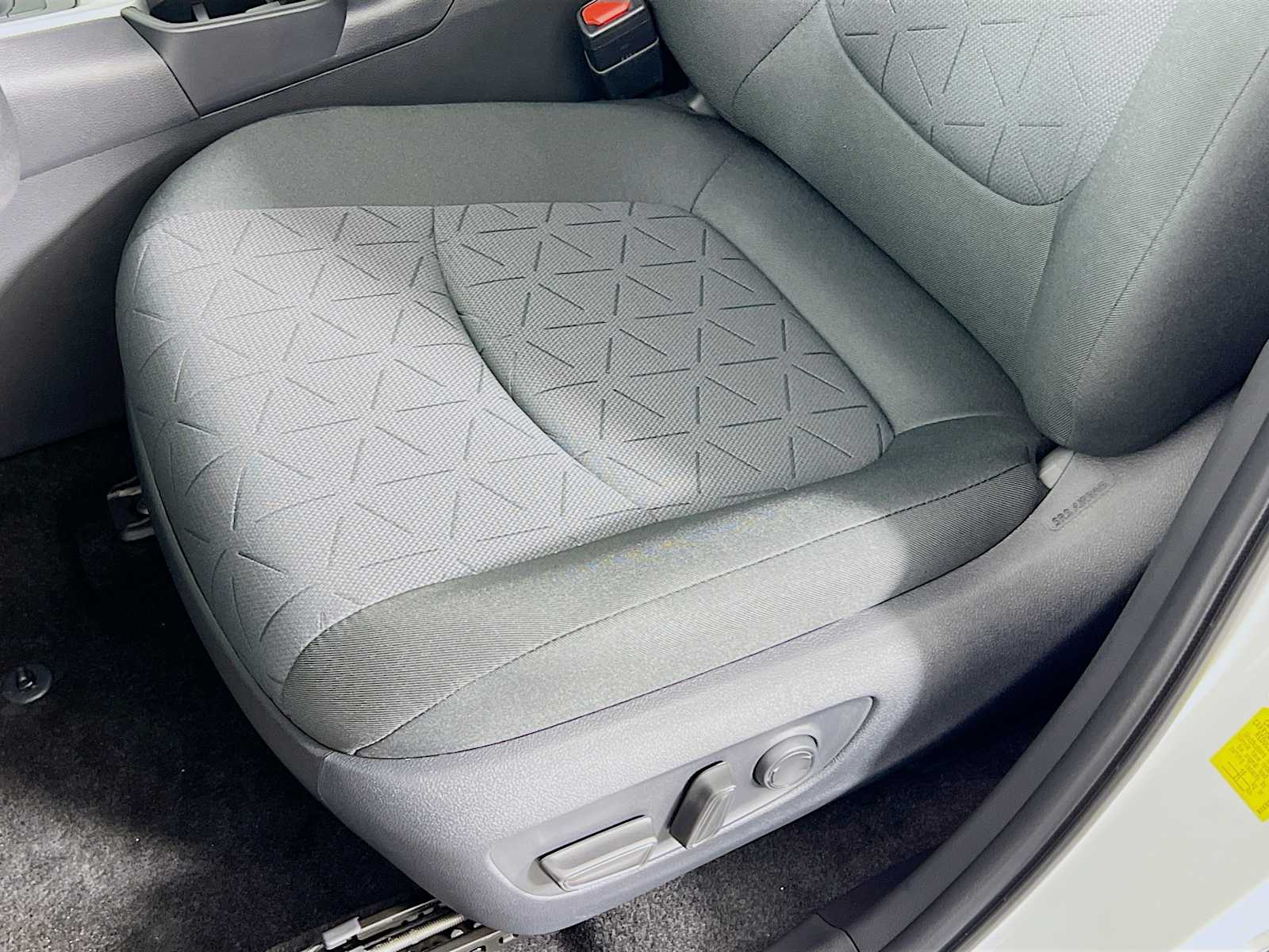 2025 Toyota RAV4 Hybrid XLE - Photo 17