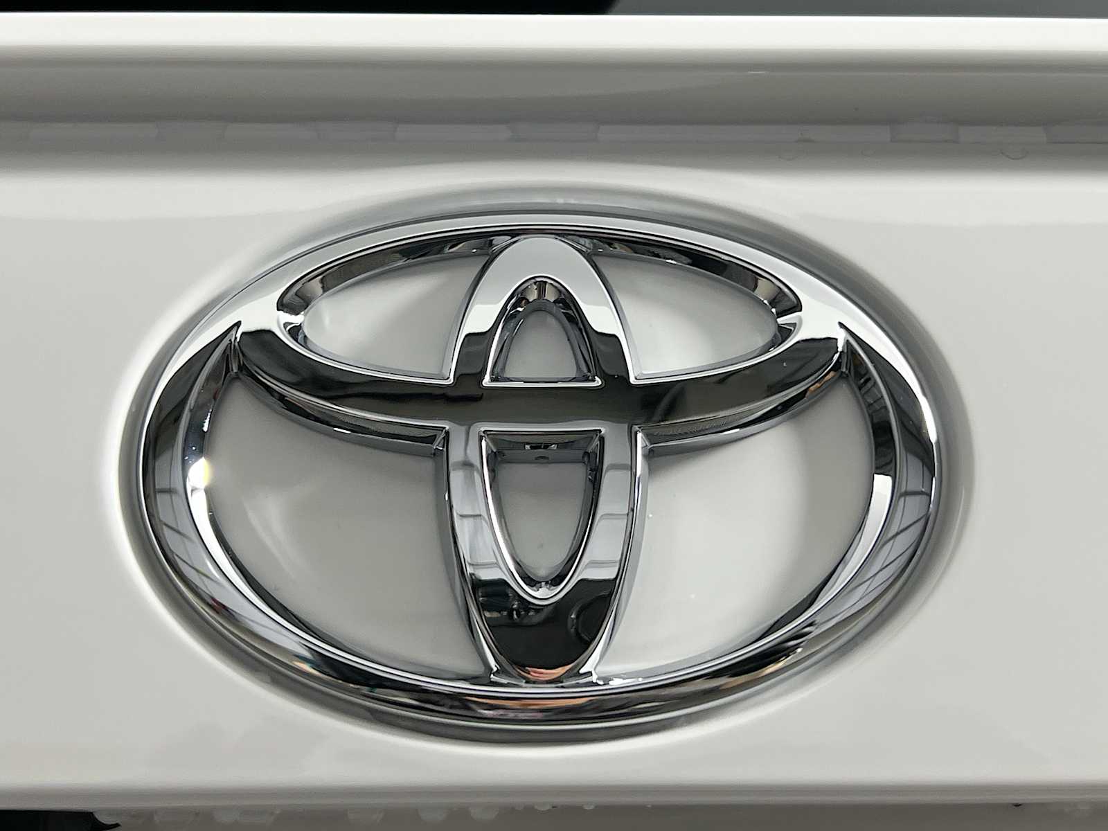 2025 Toyota RAV4 Hybrid XLE - Photo 18