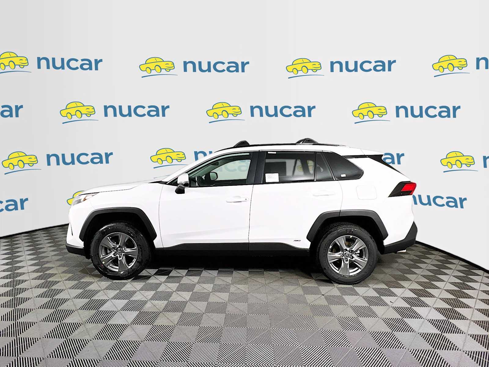 2025 Toyota RAV4 Hybrid XLE - Photo 3