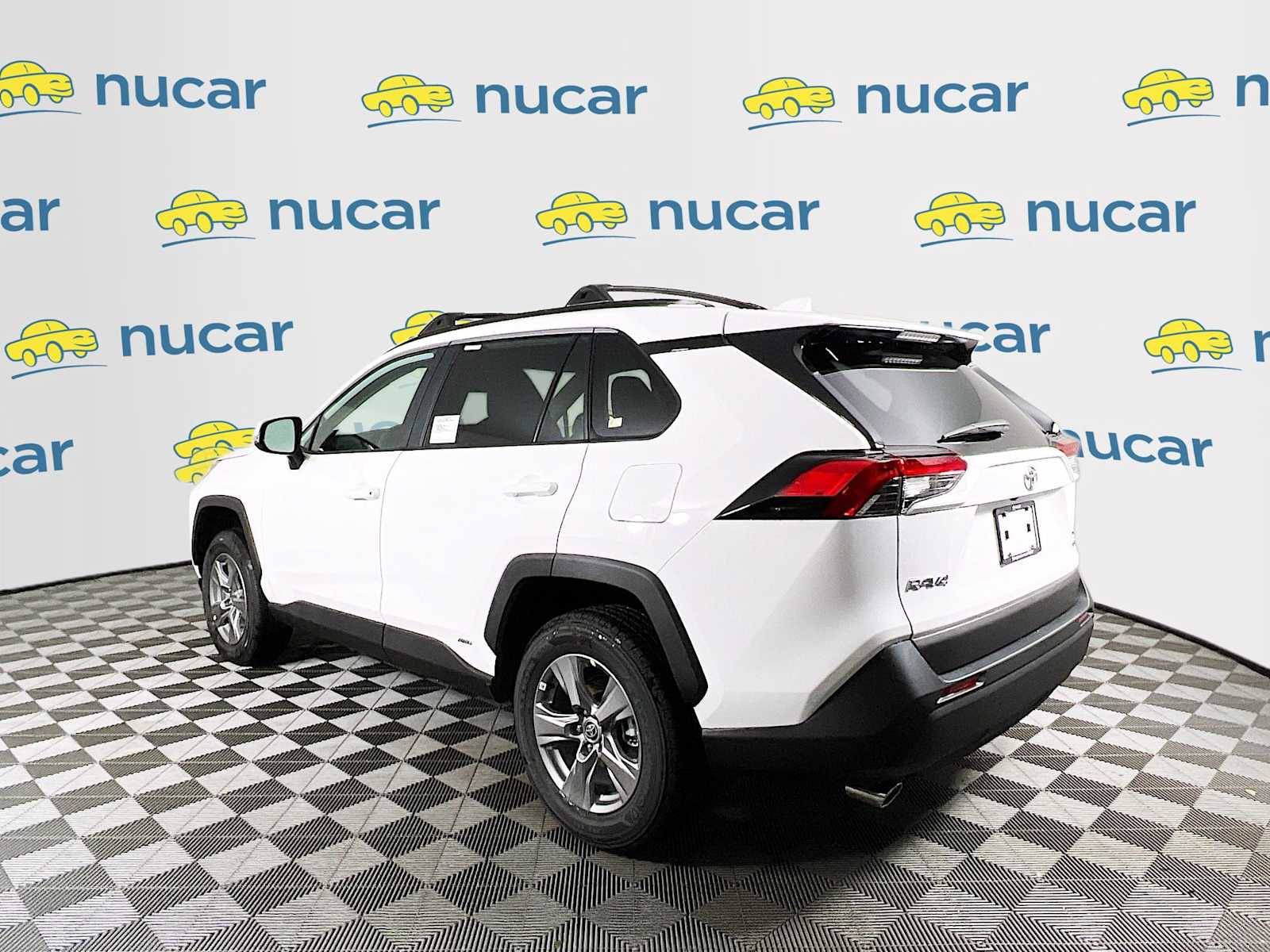 2025 Toyota RAV4 Hybrid XLE - Photo 4