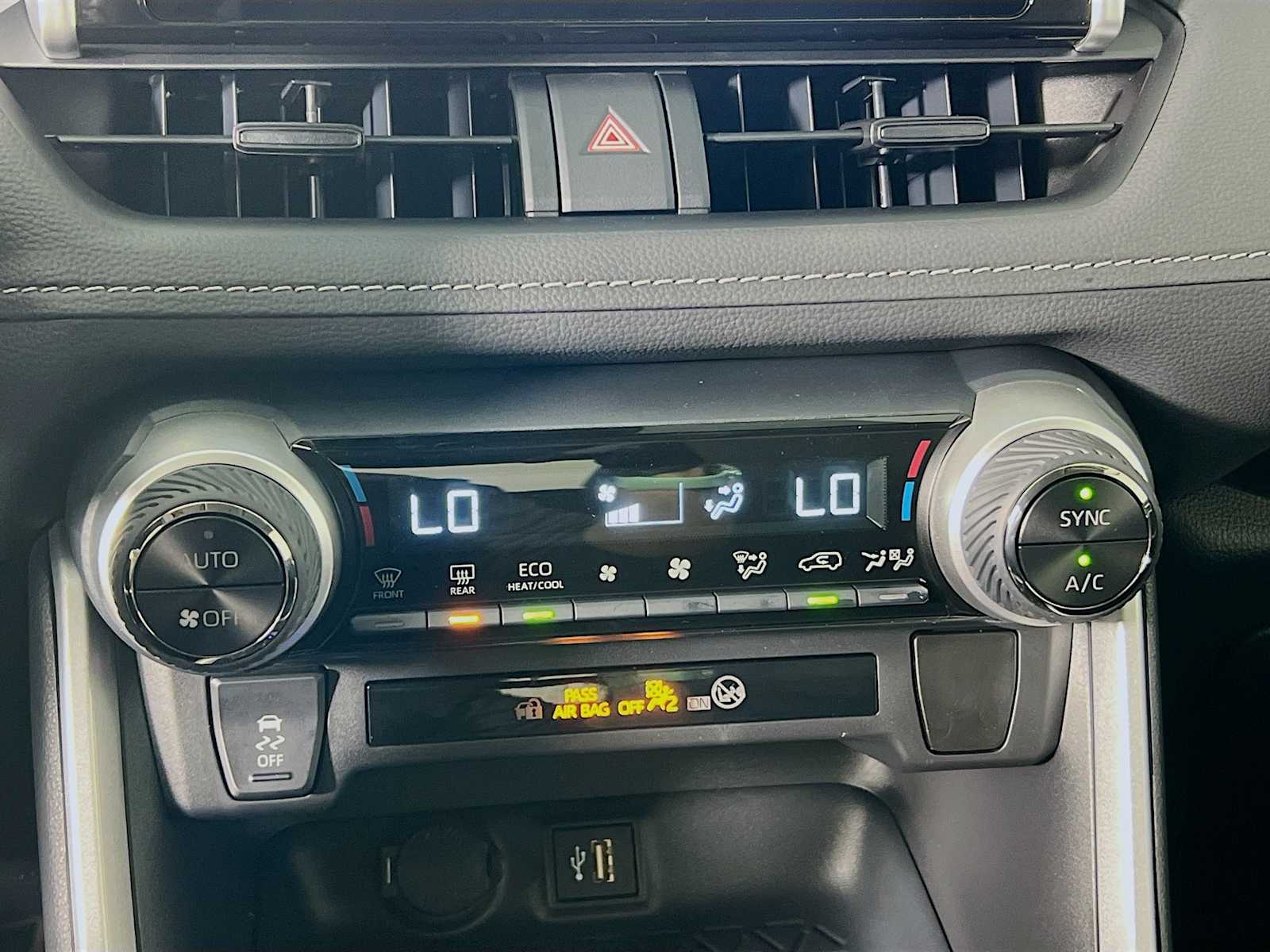 2025 Toyota RAV4 Hybrid XLE - Photo 10