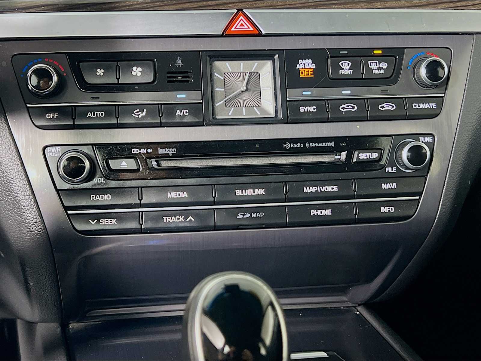 2015 Hyundai Genesis 3.8L - Photo 16