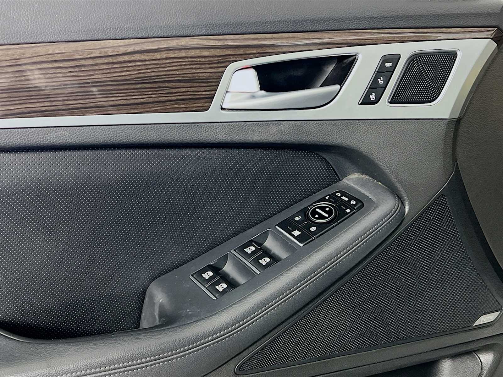 2015 Hyundai Genesis 3.8L - Photo 18