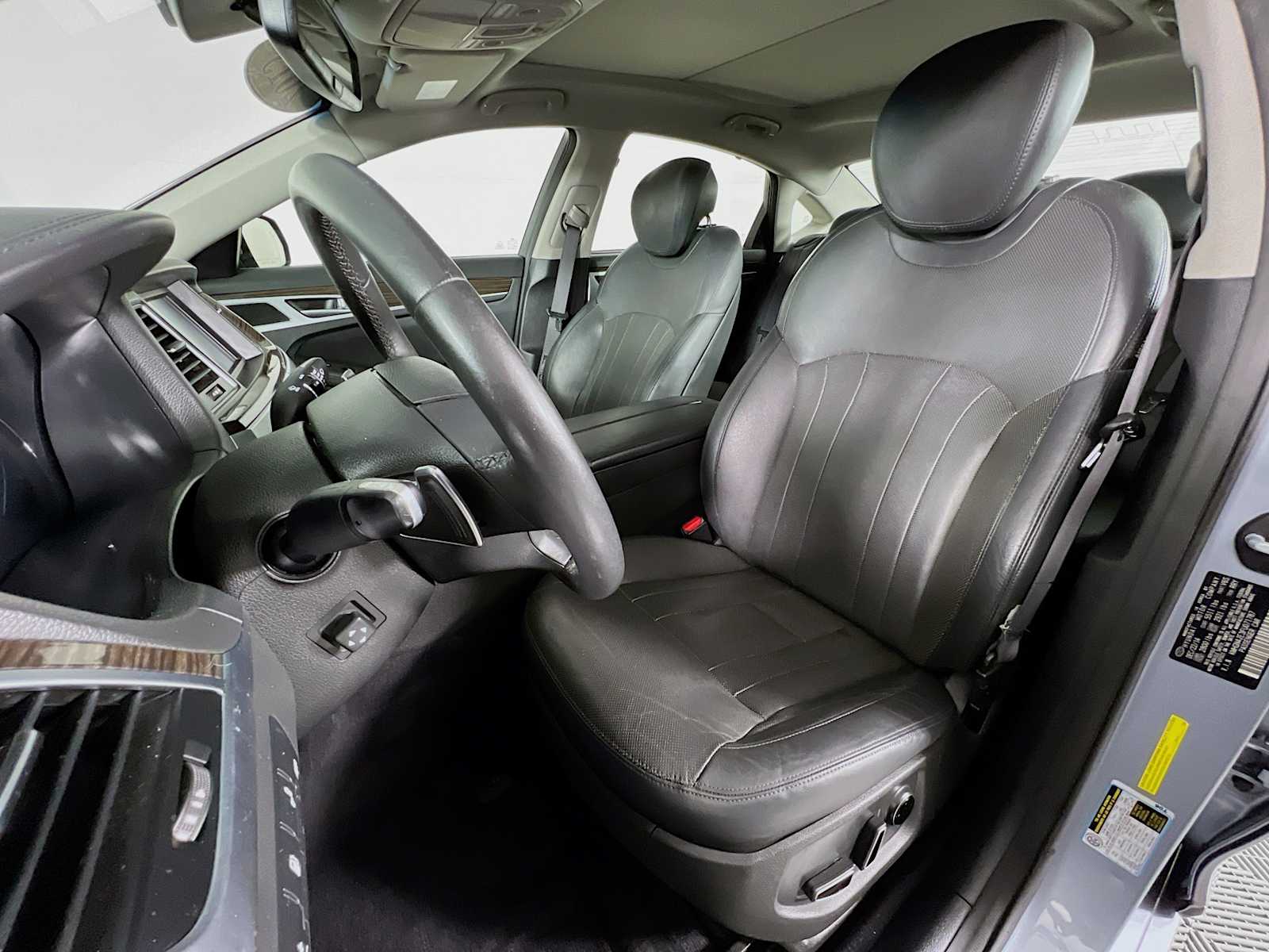 2015 Hyundai Genesis 3.8L - Photo 22