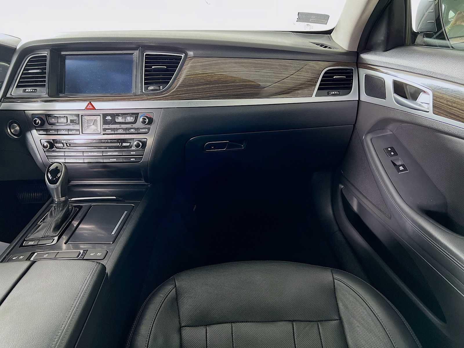 2015 Hyundai Genesis 3.8L - Photo 25