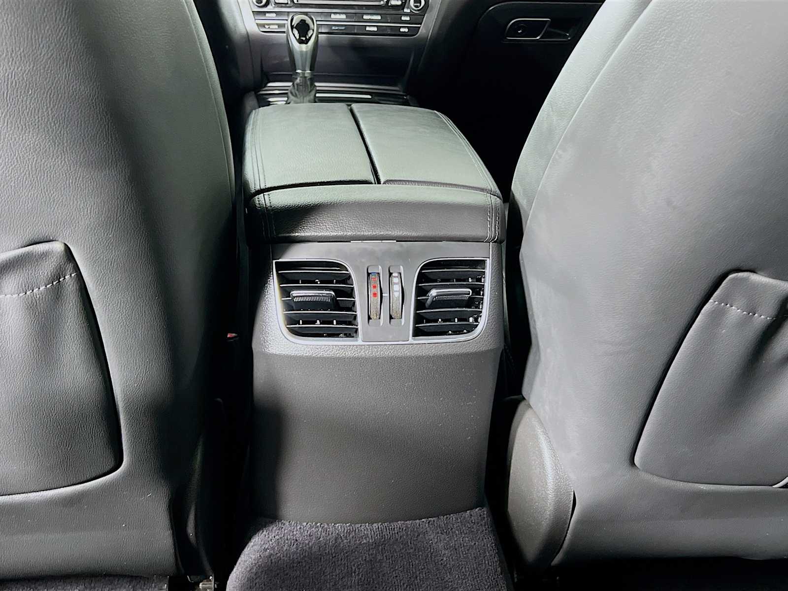 2015 Hyundai Genesis 3.8L - Photo 27