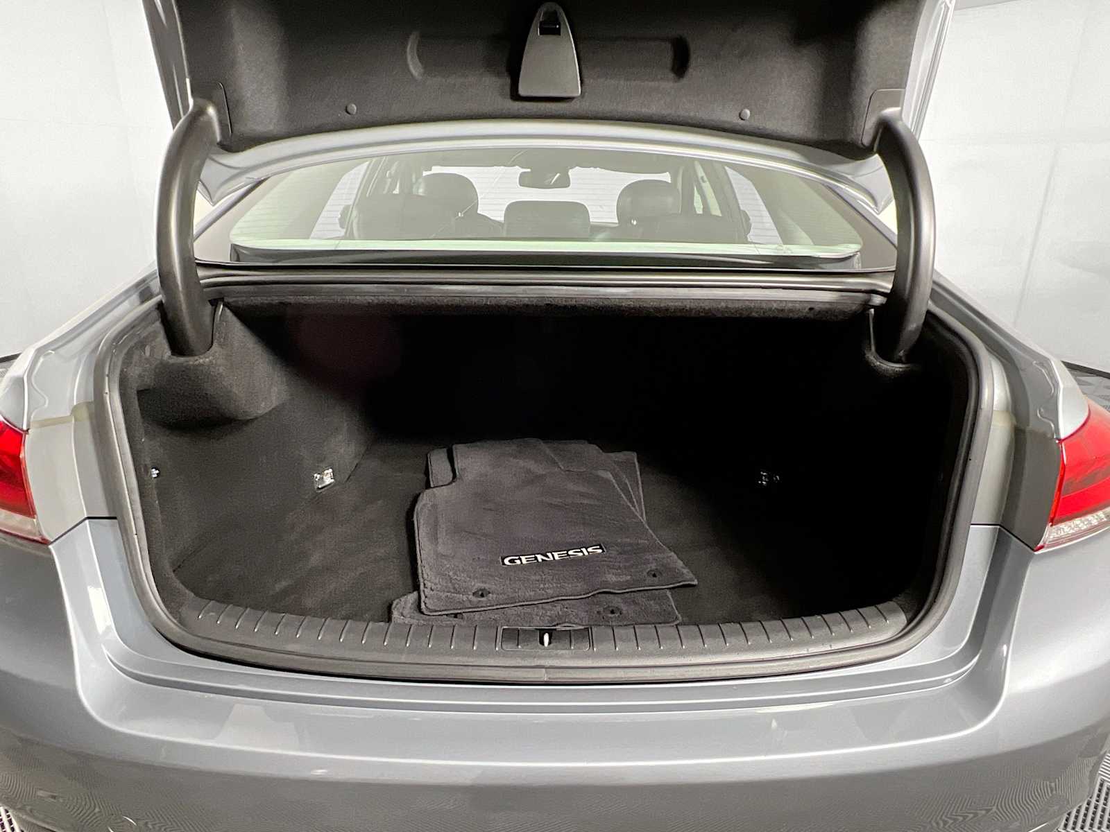 2015 Hyundai Genesis 3.8L - Photo 28