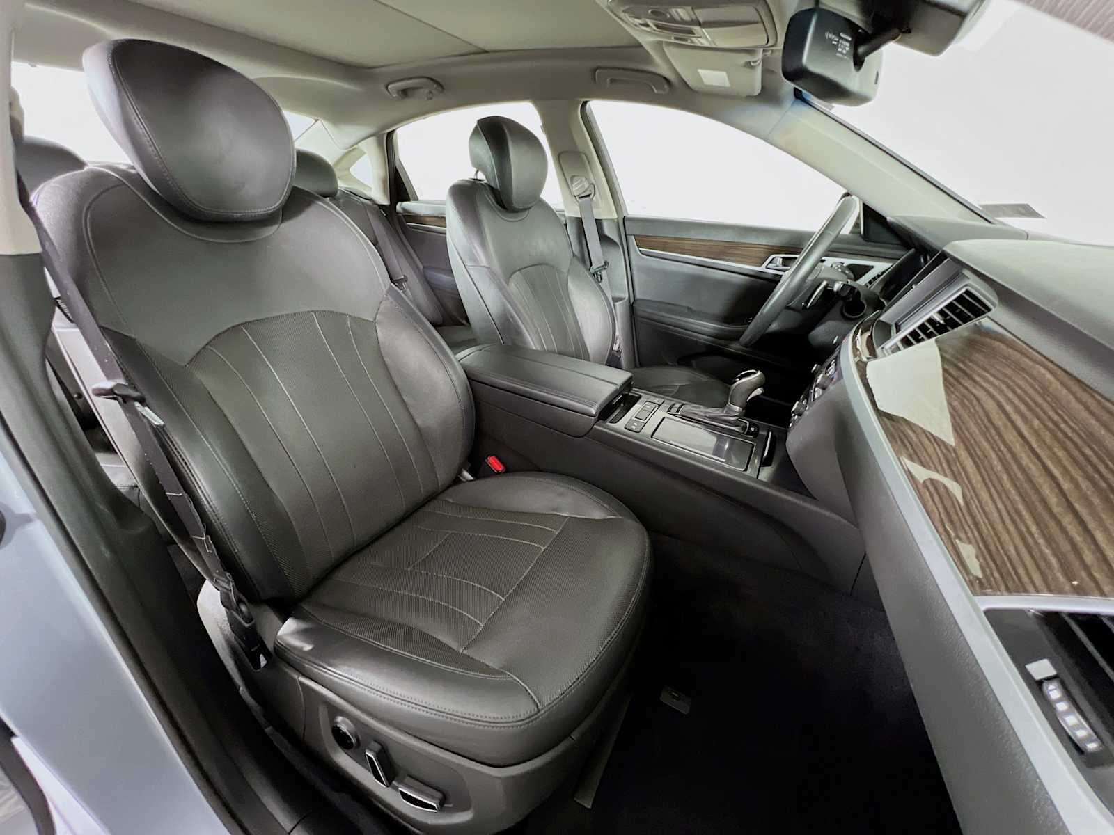 2015 Hyundai Genesis 3.8L - Photo 30