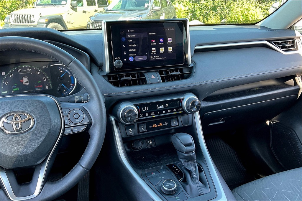2023 Toyota RAV4 Hybrid XLE - Photo 17