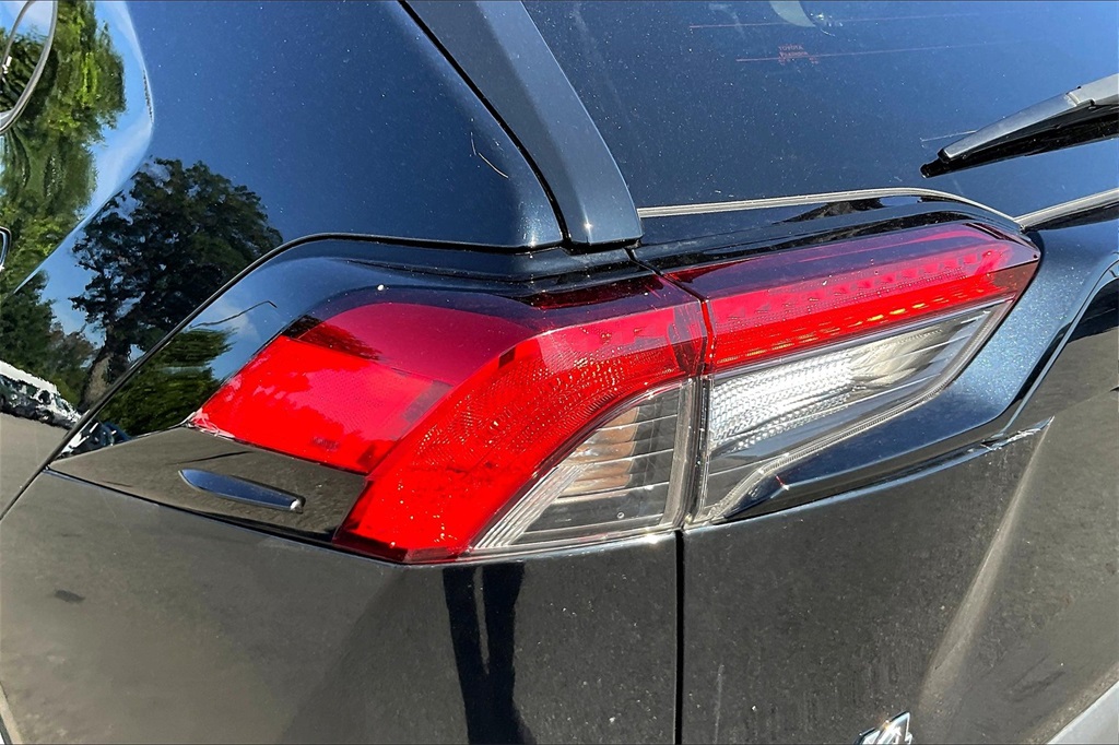 2023 Toyota RAV4 Hybrid XLE - Photo 31