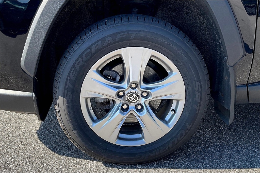 2023 Toyota RAV4 Hybrid XLE - Photo 7