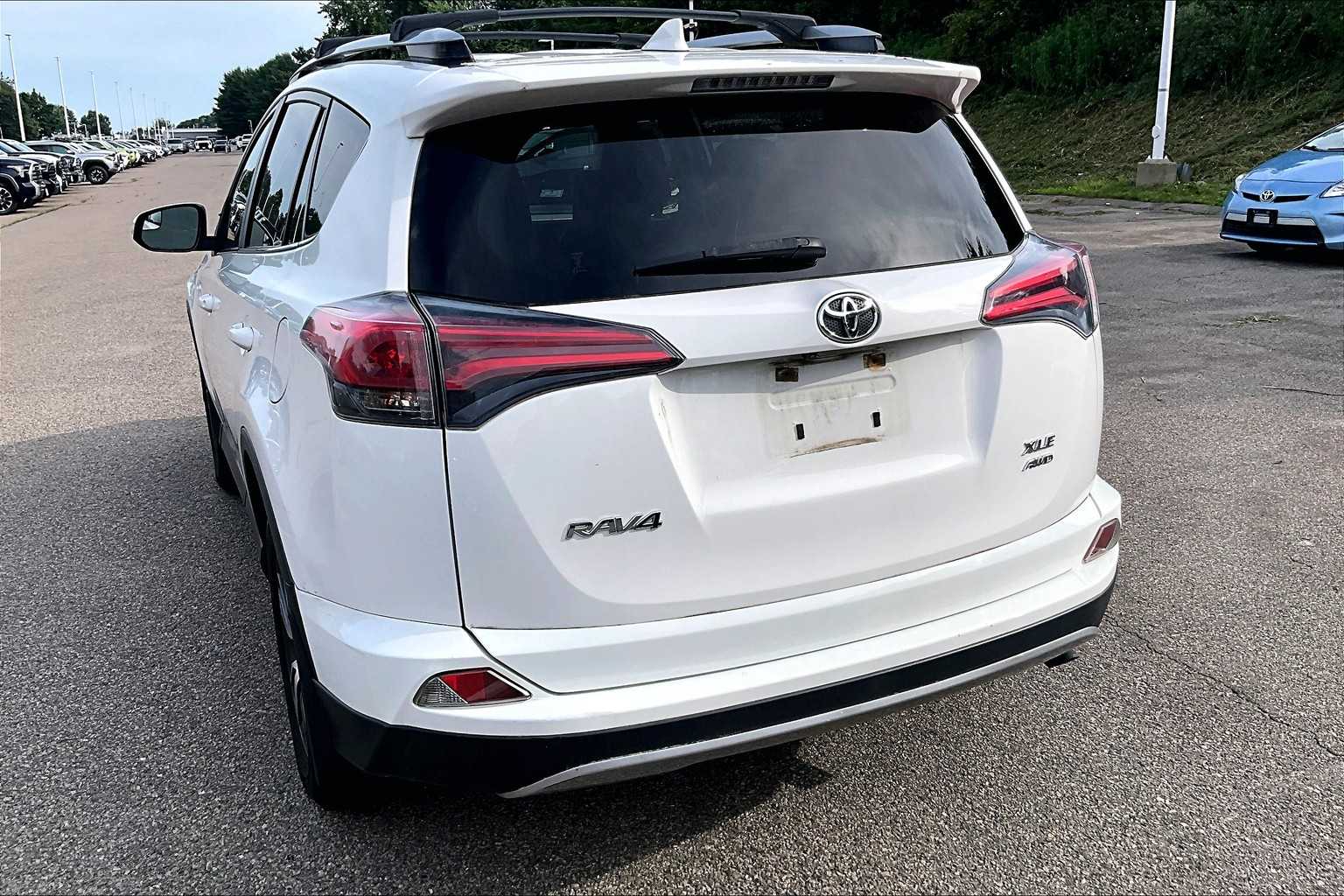 2017 Toyota RAV4 XLE - Photo 7