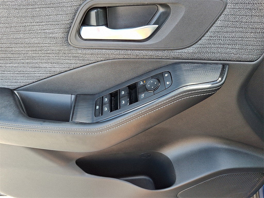 2023 Nissan Rogue SV - Photo 12