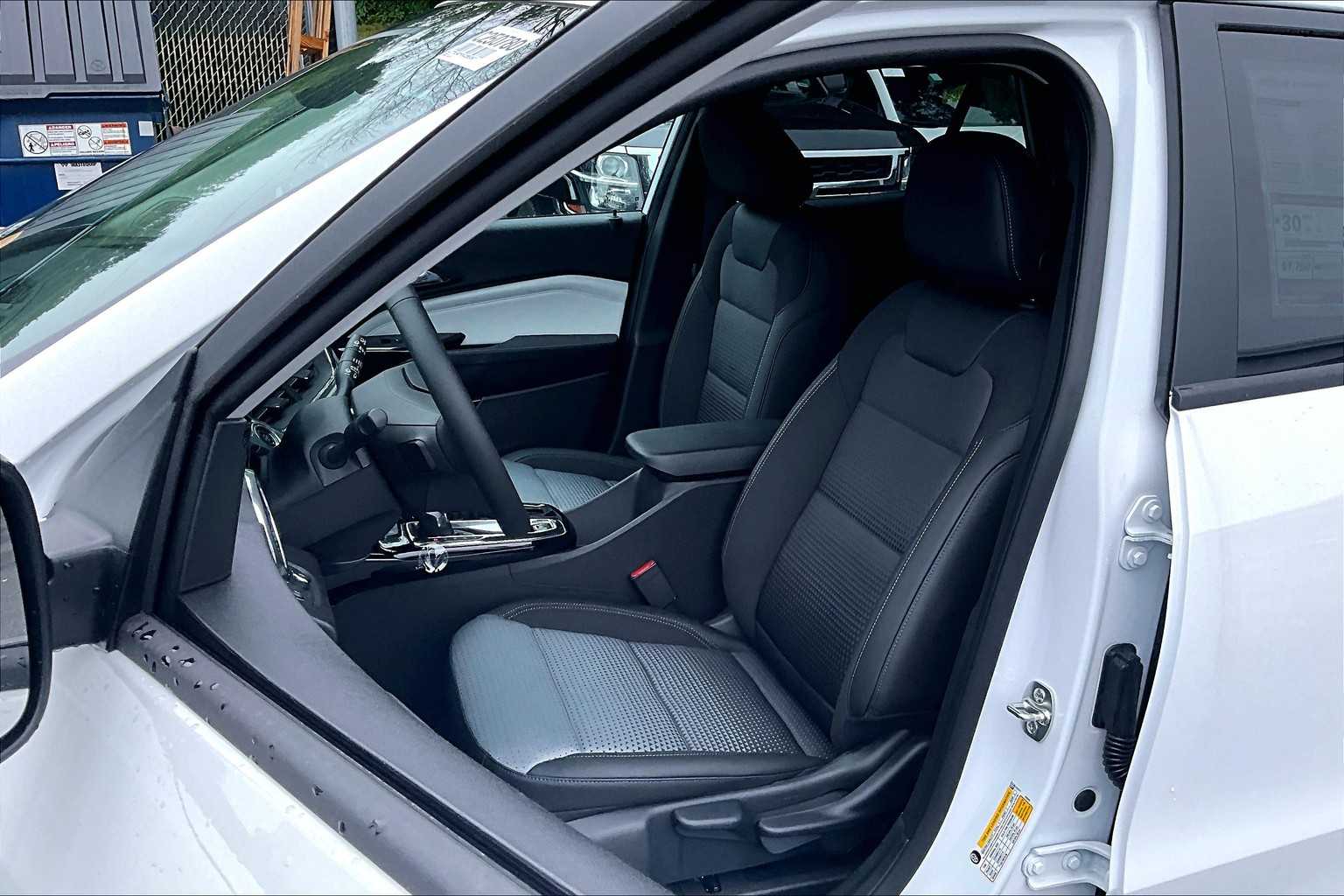 2025 Chevrolet Trax LT - Photo 11