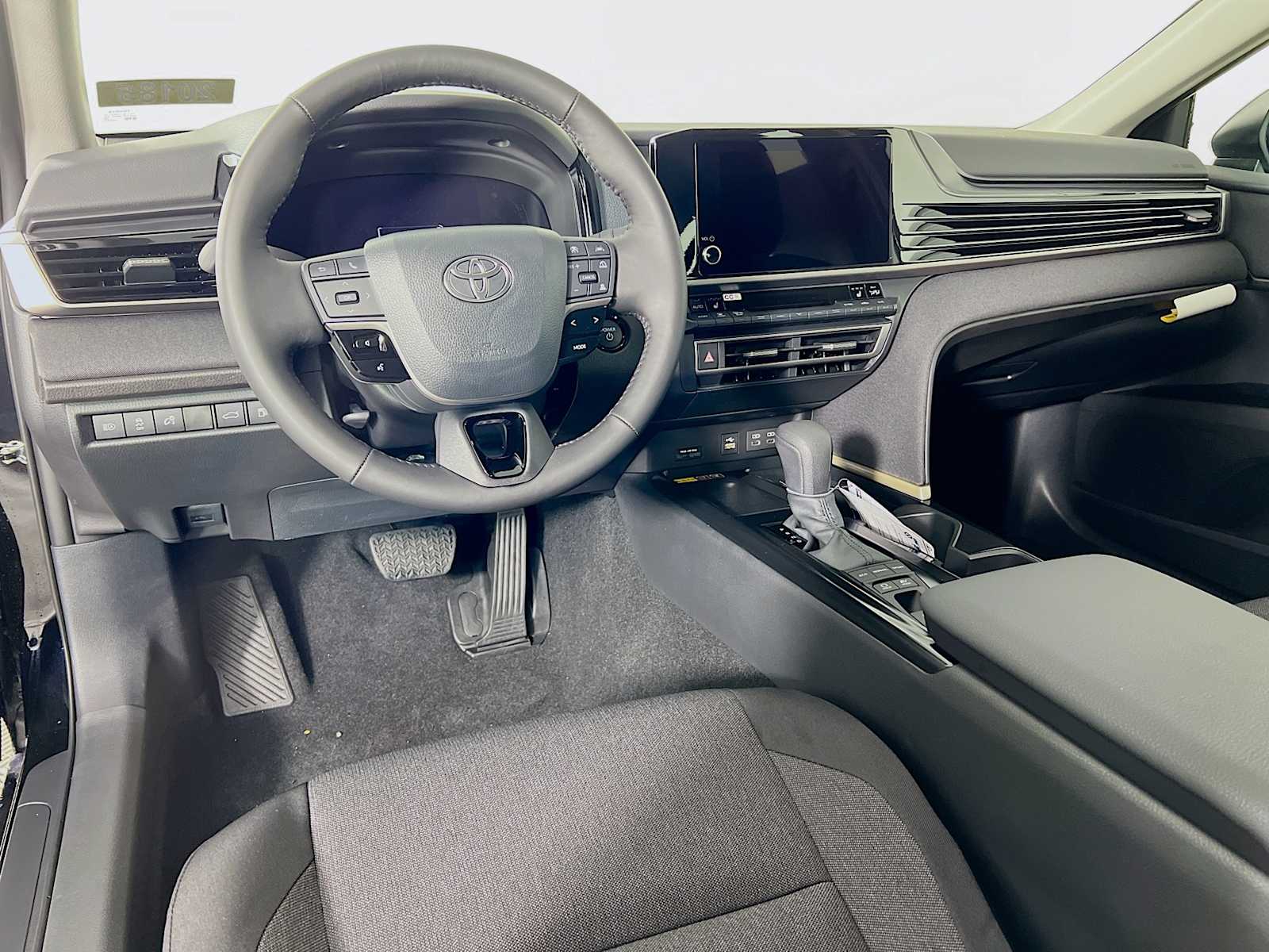 2026 Toyota Camry LE - Photo 6