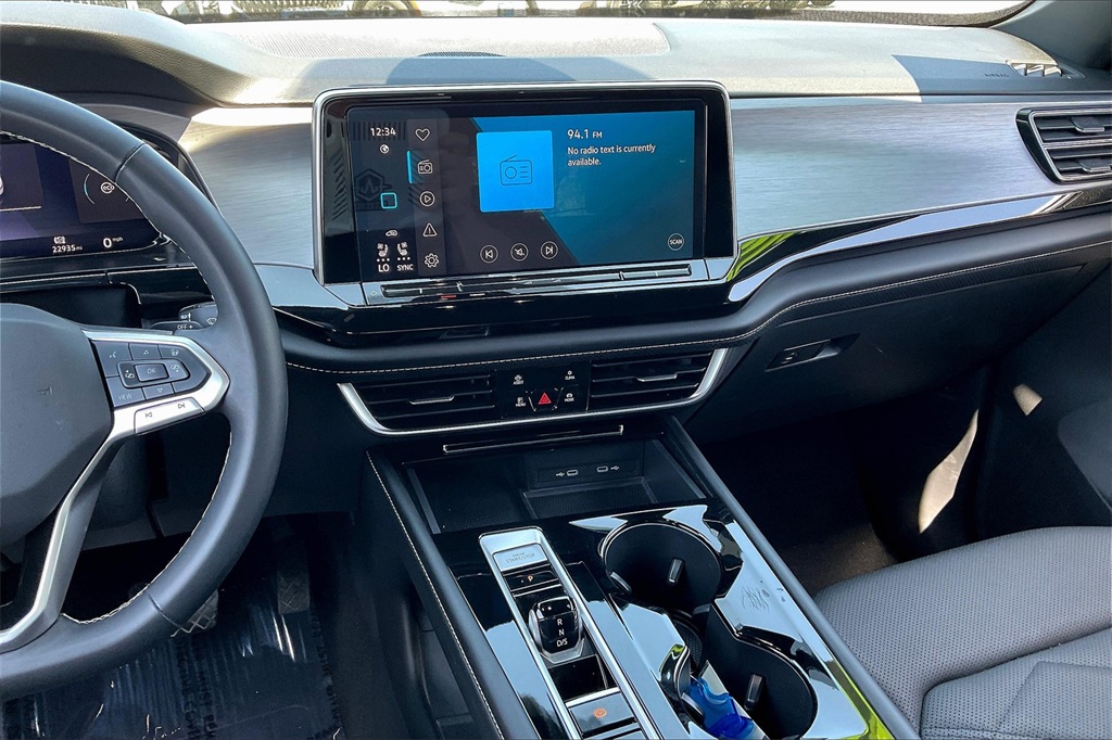 2024 Volkswagen Atlas Cross Sport 2.0T SE w/Technology - Photo 17