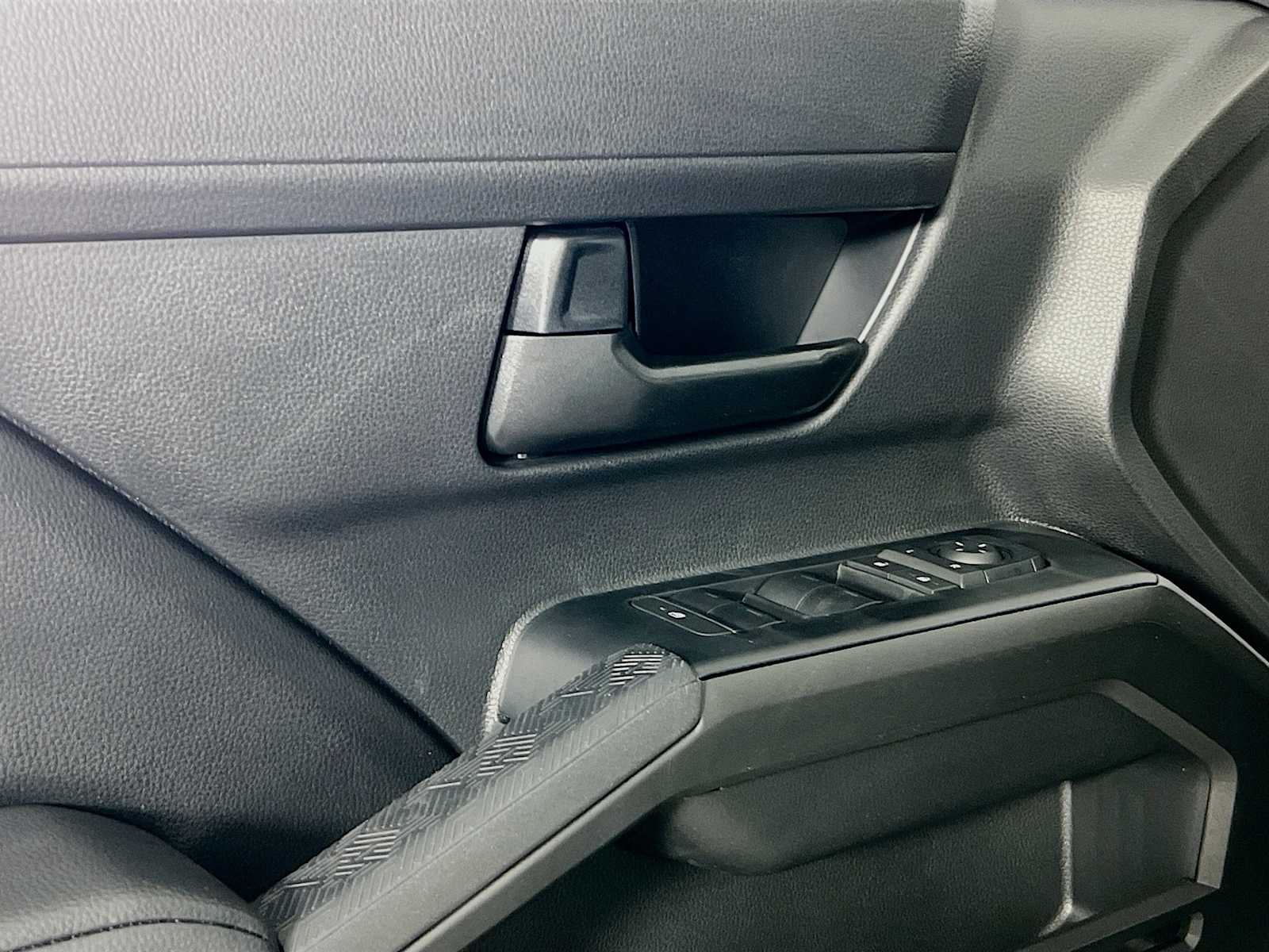 2025 Toyota Tacoma SR5 - Photo 15