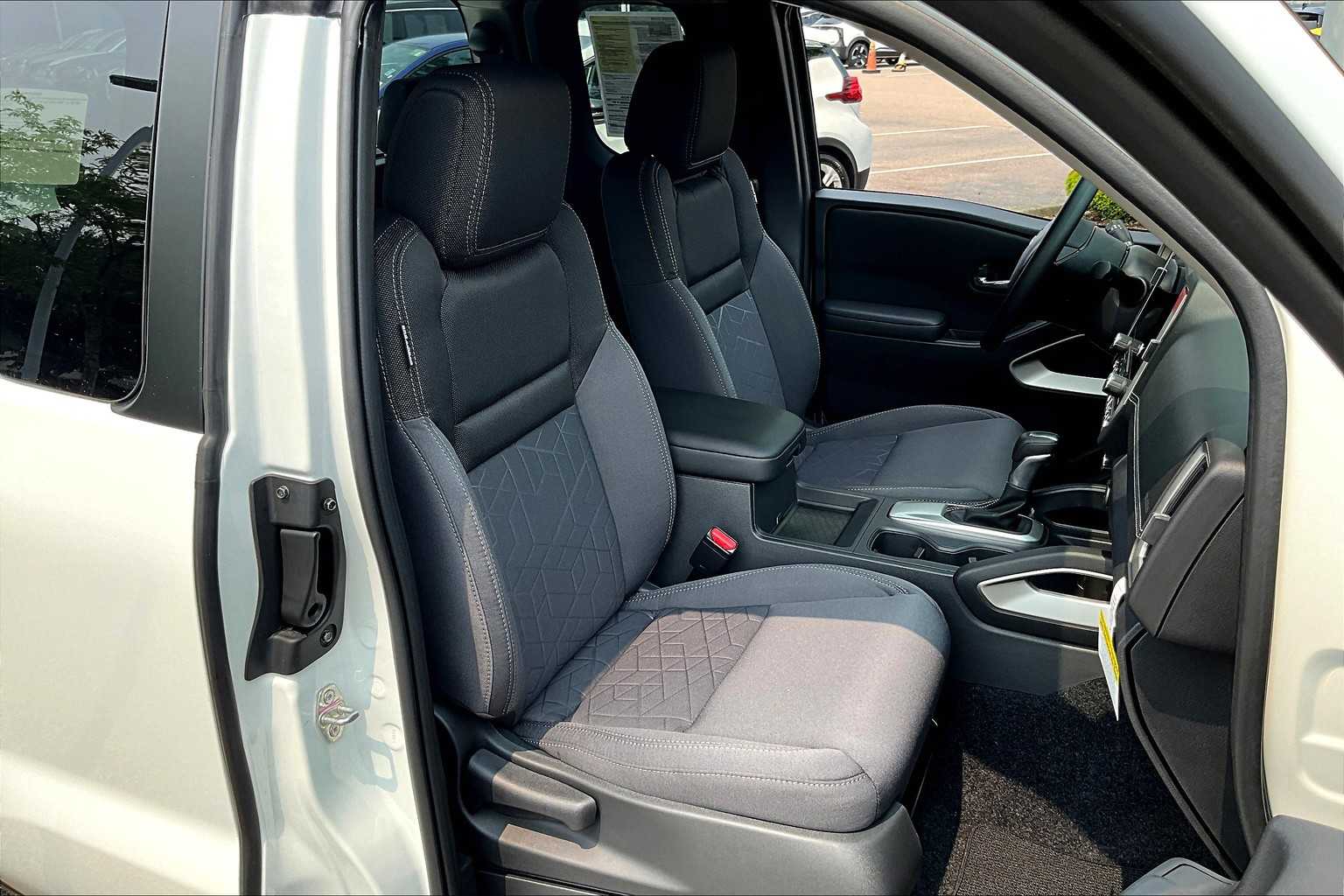 2025 Nissan Frontier SV - Photo 11