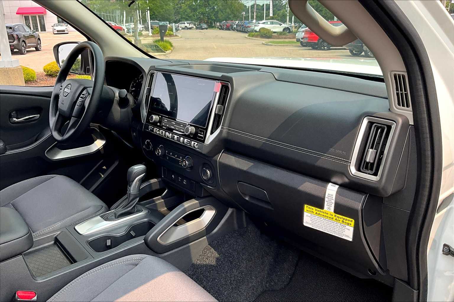2025 Nissan Frontier SV - Photo 14