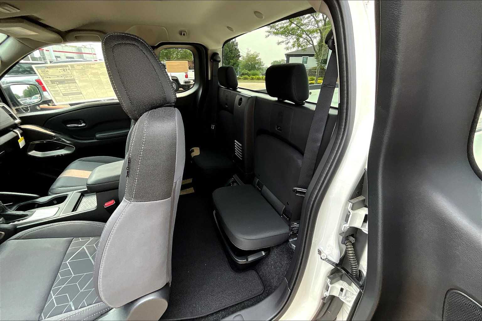 2025 Nissan Frontier SV - Photo 15