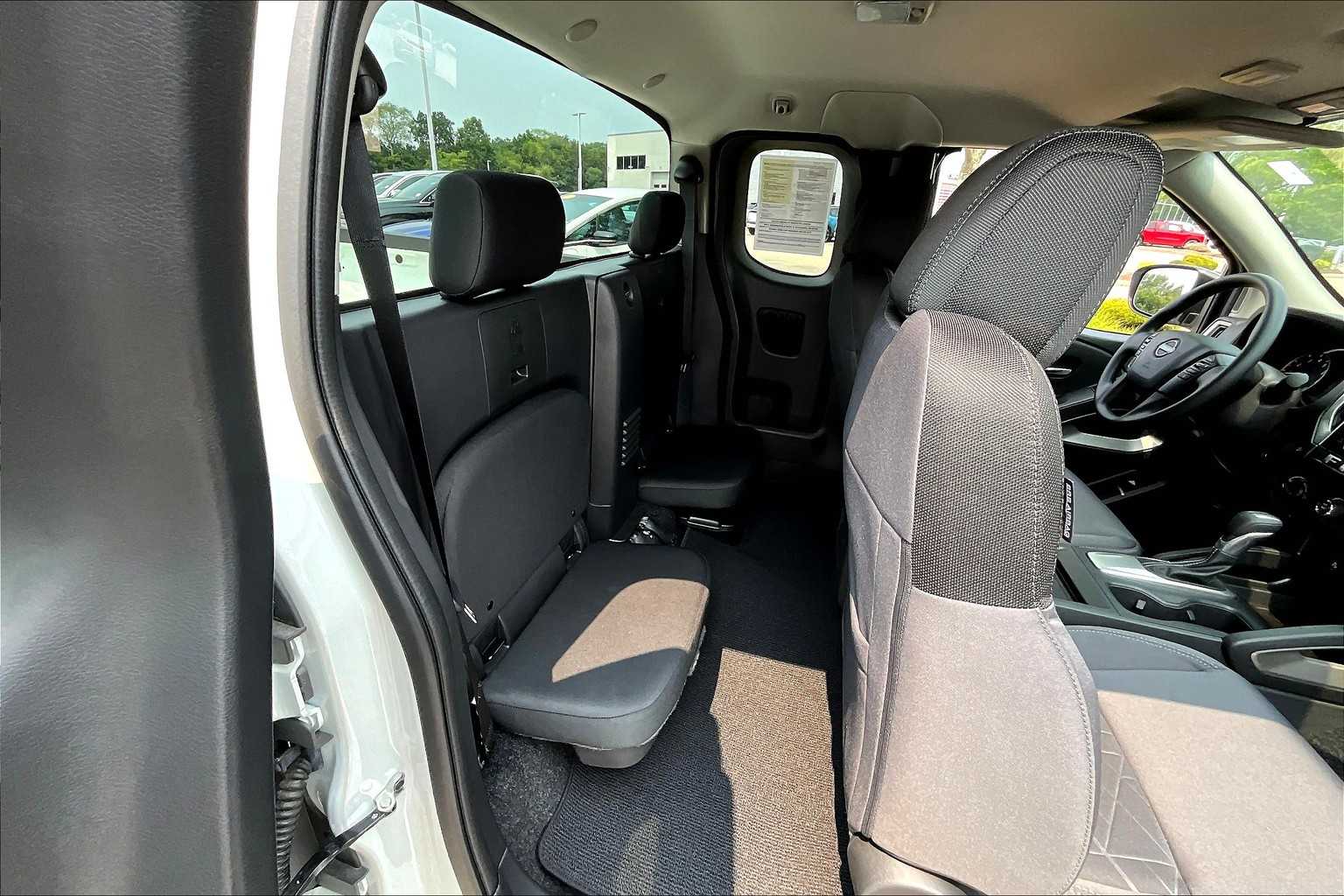 2025 Nissan Frontier SV - Photo 16