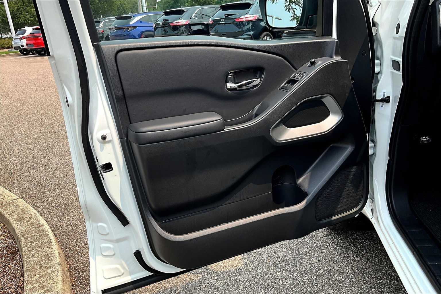 2025 Nissan Frontier SV - Photo 9