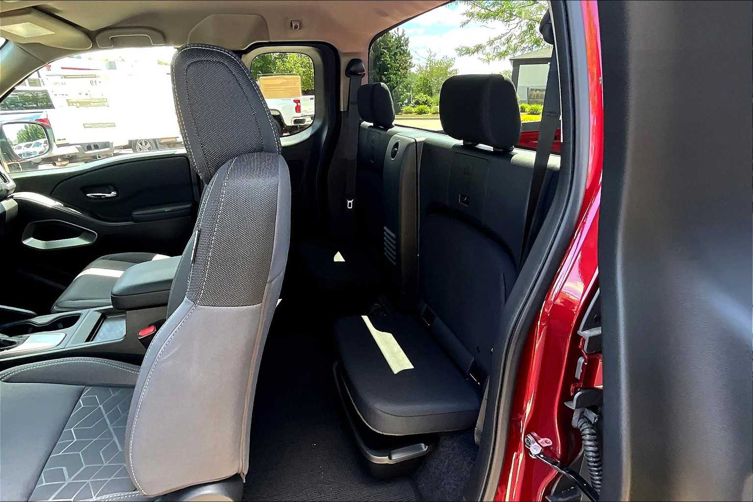 2025 Nissan Frontier SV - Photo 15