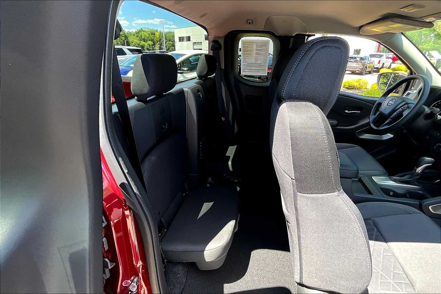2025 Nissan Frontier SV - Photo 16