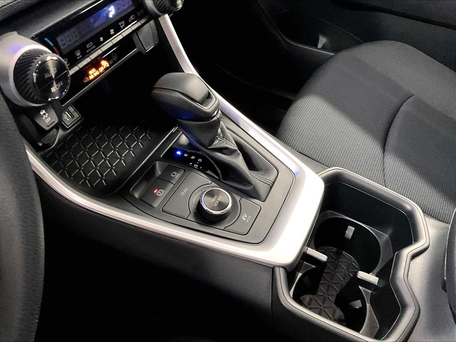 2025 Toyota RAV4 Hybrid LE - Photo 14