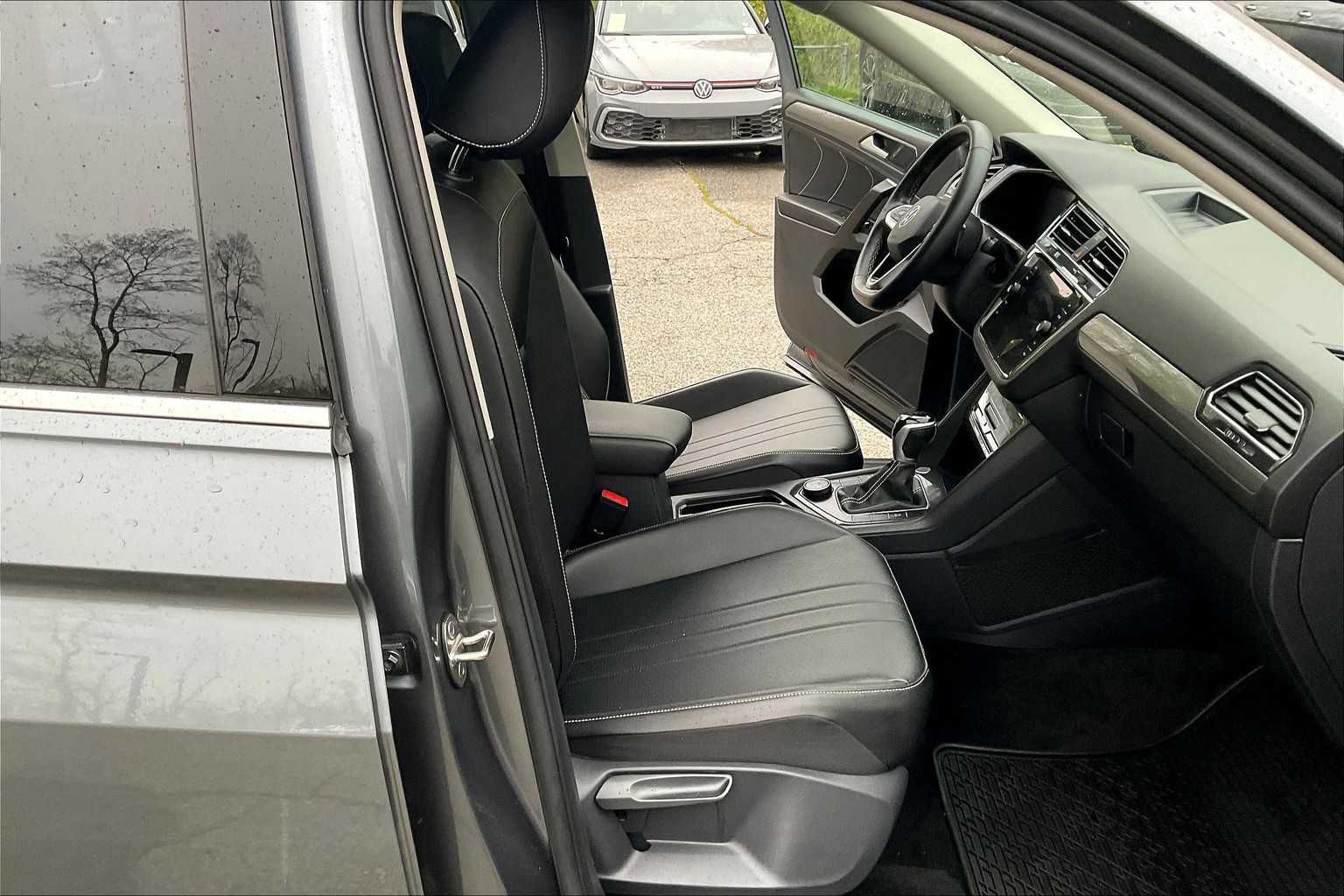 2022 Volkswagen Tiguan SE - Photo 11