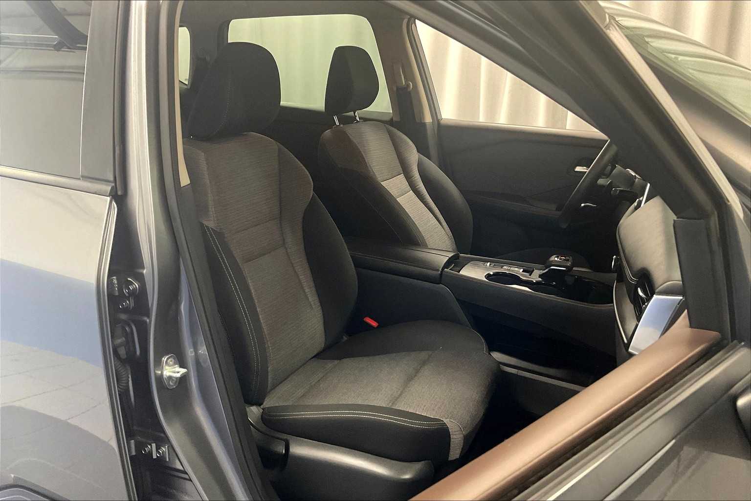2022 Nissan Rogue SV - Photo 11