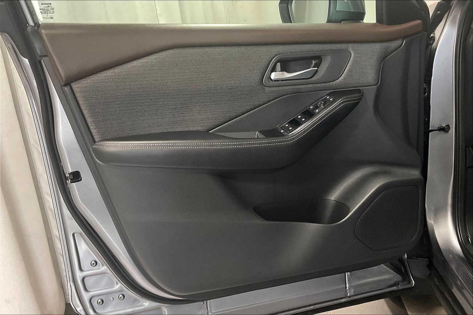 2022 Nissan Rogue SV - Photo 9