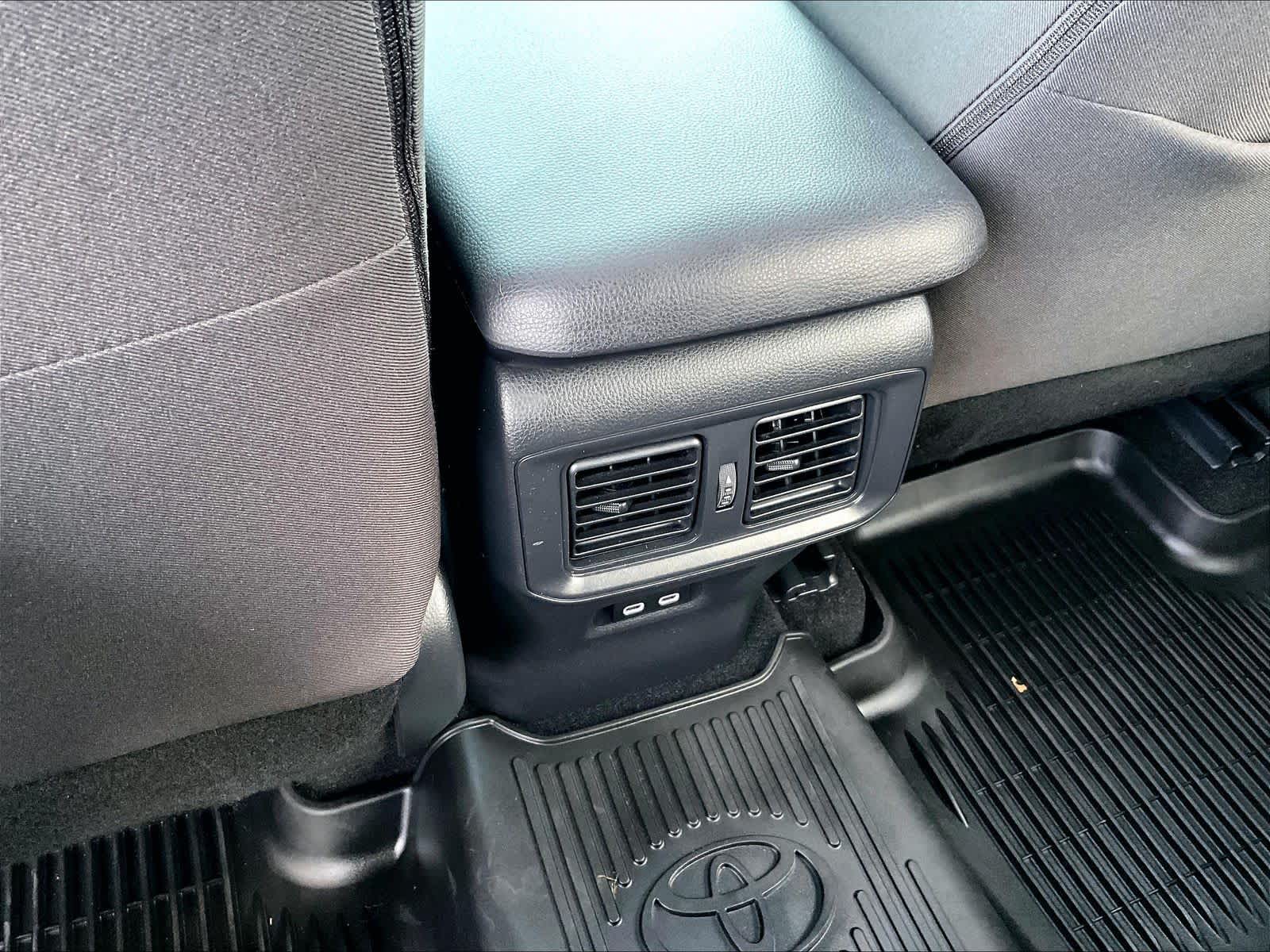 2023 Toyota RAV4 XLE - Photo 28